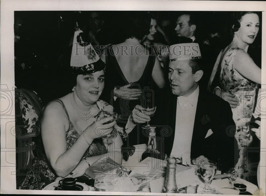 1937 Press Photo New York Mr & Mrs Edward Hurd Celebrate New Year at Waldorf NYC-Historic Images