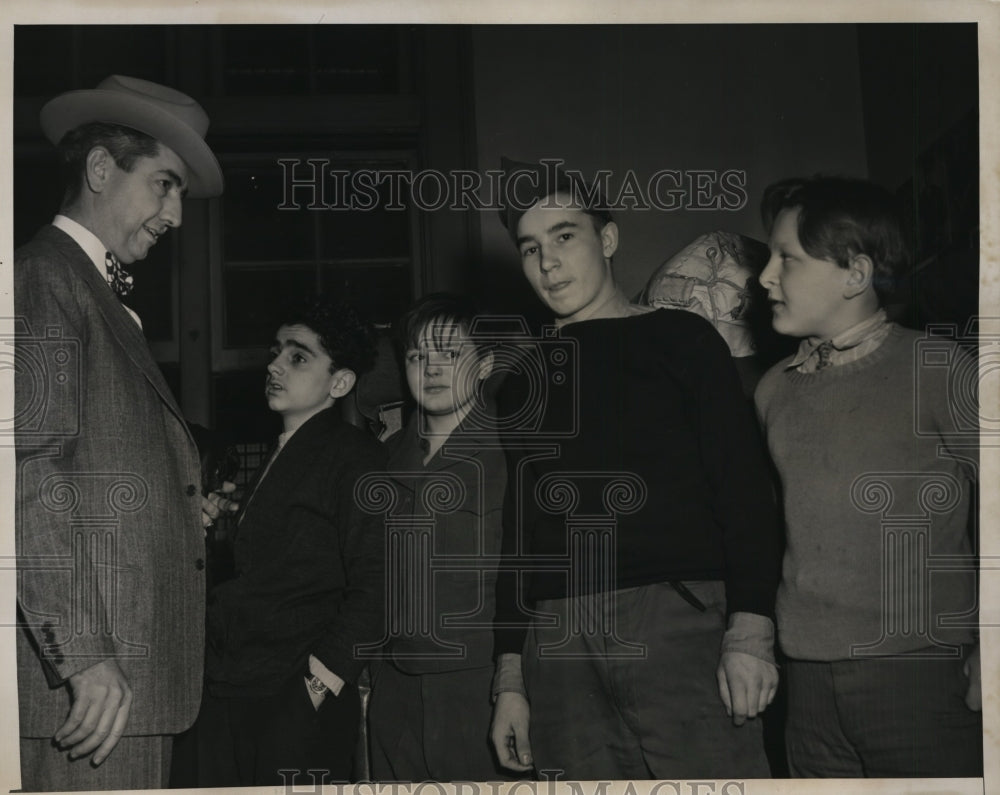 1946 Press Photo New York Atty.Gen Thomas Clark with Stowaways Children NYC-Historic Images