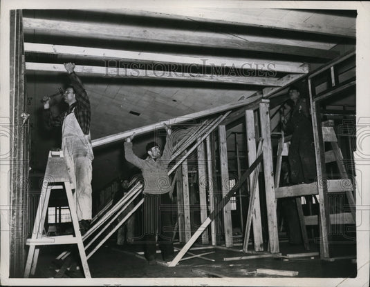 1946 Press Photo New York workmen prep Manhattan Beach barracks in NYC-Historic Images