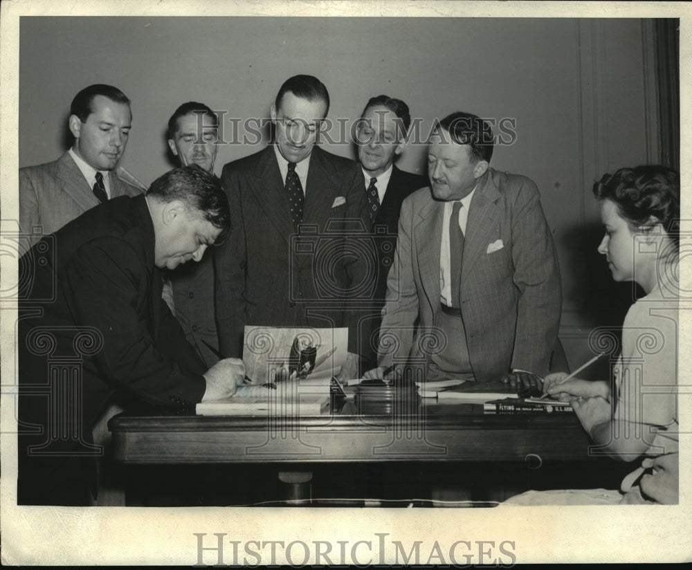 1941 Press Photo New York Mayor LaGuardia signs copies of magazine NYC - Historic Images