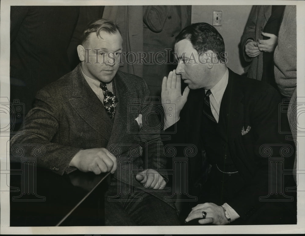 1939 Press Photo New York Harry Thomas conferrs with his attorney NYC-Historic Images