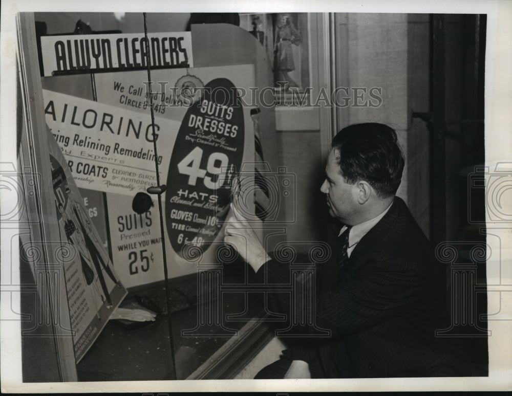 1941 Press Photo New York Sam Geitzog points to bullet hole at shop NYC - Historic Images