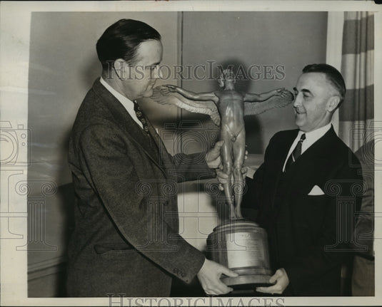 1941 Press Photo New York American Airlines Wins Annual Safety Award NYC - Historic Images