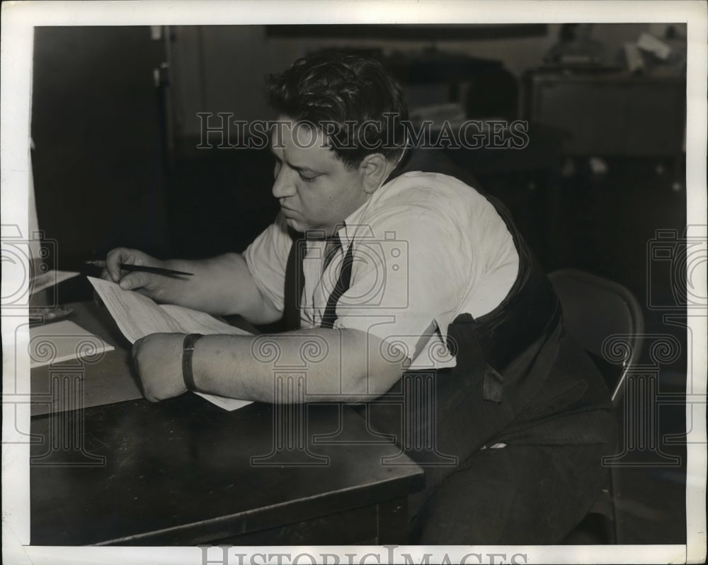 1941 Press Photo New York Heaviest Draftee Fills Out Local Questionnaire NYC - Historic Images