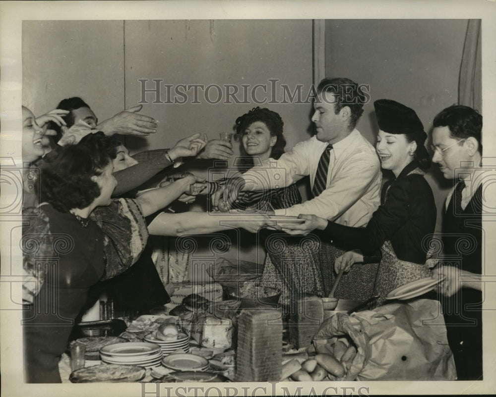 1939 Press Photo New York Lief Erickson &amp; Vera Zornia Pink Slip Inn NYC - Historic Images