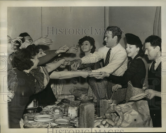 1939 Press Photo New York Lief Erickson & Vera Zornia Pink Slip Inn NYC - Historic Images