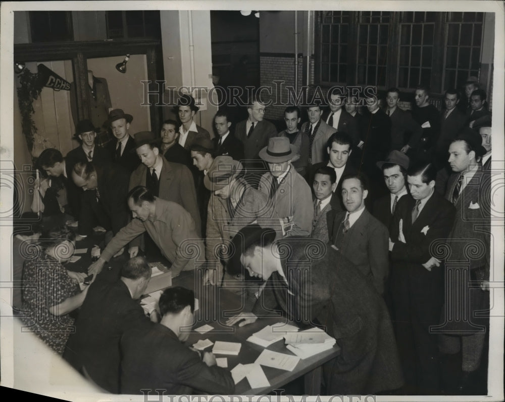 1940 Press Photo New York A Crowd Gathers to Register for Peacetime Draft NYC-Historic Images