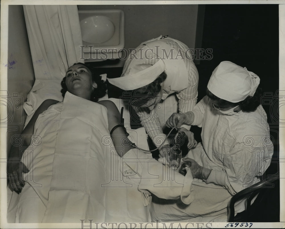 1940 Press Photo New York Mrs G Schuyler Vander Poel Gives Blood Red Cross NYC-Historic Images