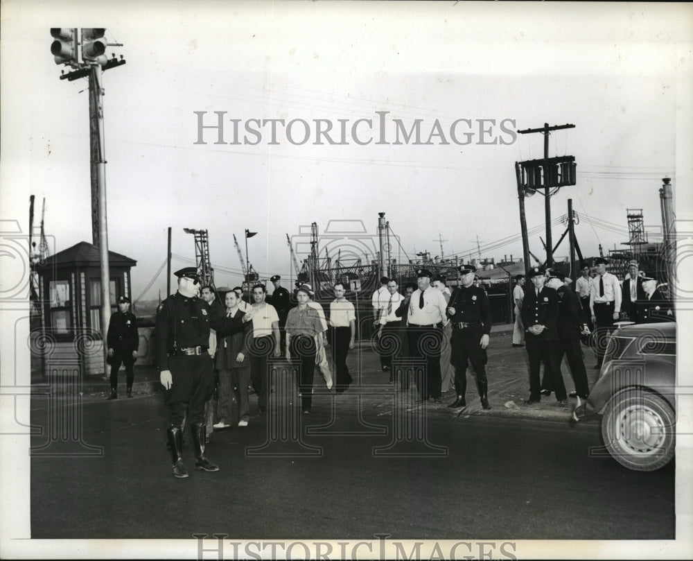 1941 Press Photo New York Highway Patrol take over the strike at Shipyard NYC - Historic Images