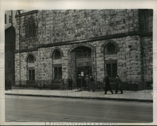 1940 Press Photo New York Church goers enters St.Joseph's Roman Church NYC - Historic Images