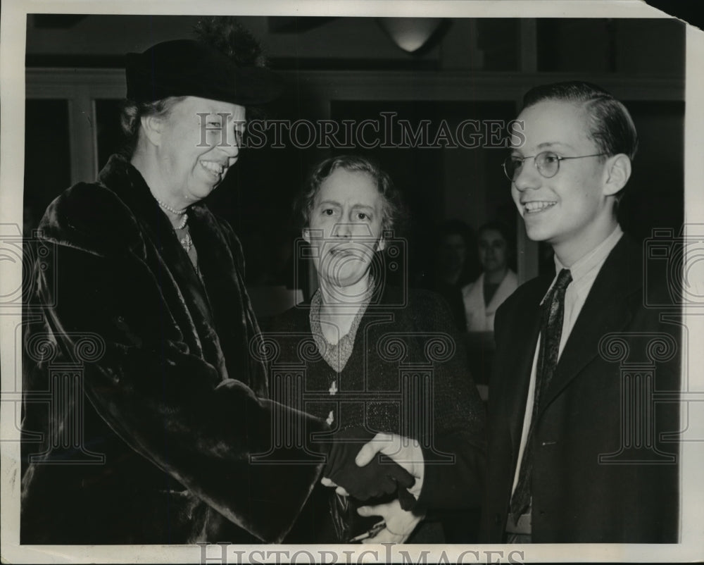 1941 Press Photo New York Mrs Roosevelt Visits British Aid Group Office NYC - Historic Images