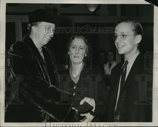 1941 Press Photo New York Mrs Roosevelt Visits British Aid Group Office NYC - Historic Images