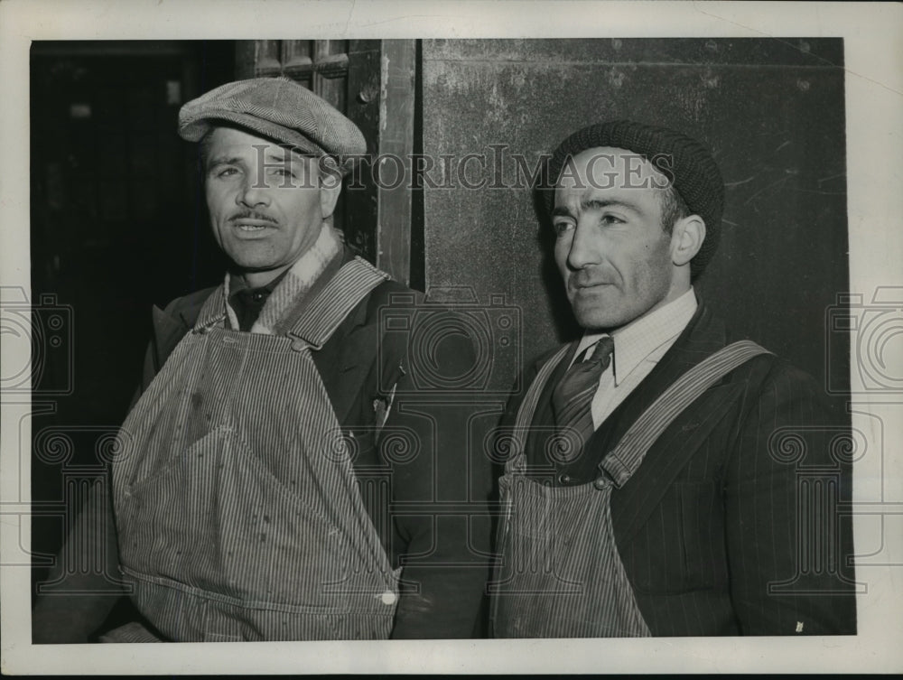 1941 Press Photo New York Men Have A Wild Ride on Scaffold Carried by Wind NYC-Historic Images