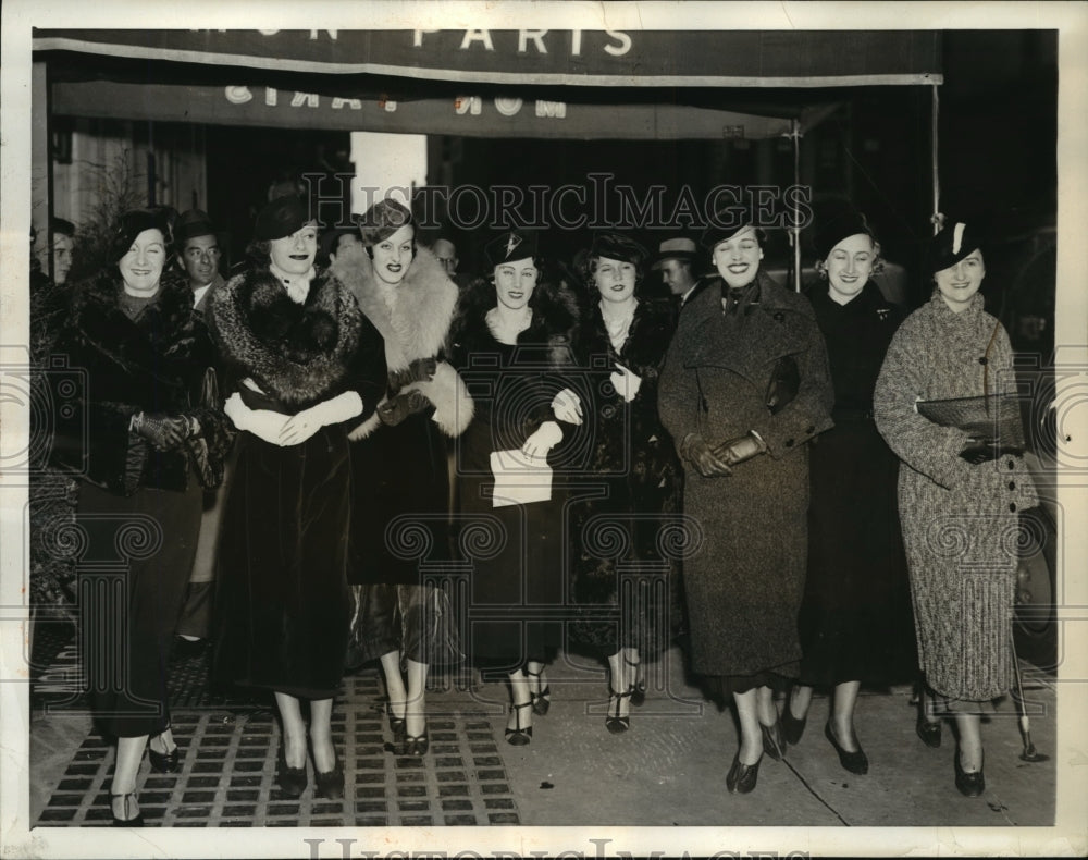 1934 Press Photo New York Models Picket Fashion show NYC - neny15256-Historic Images