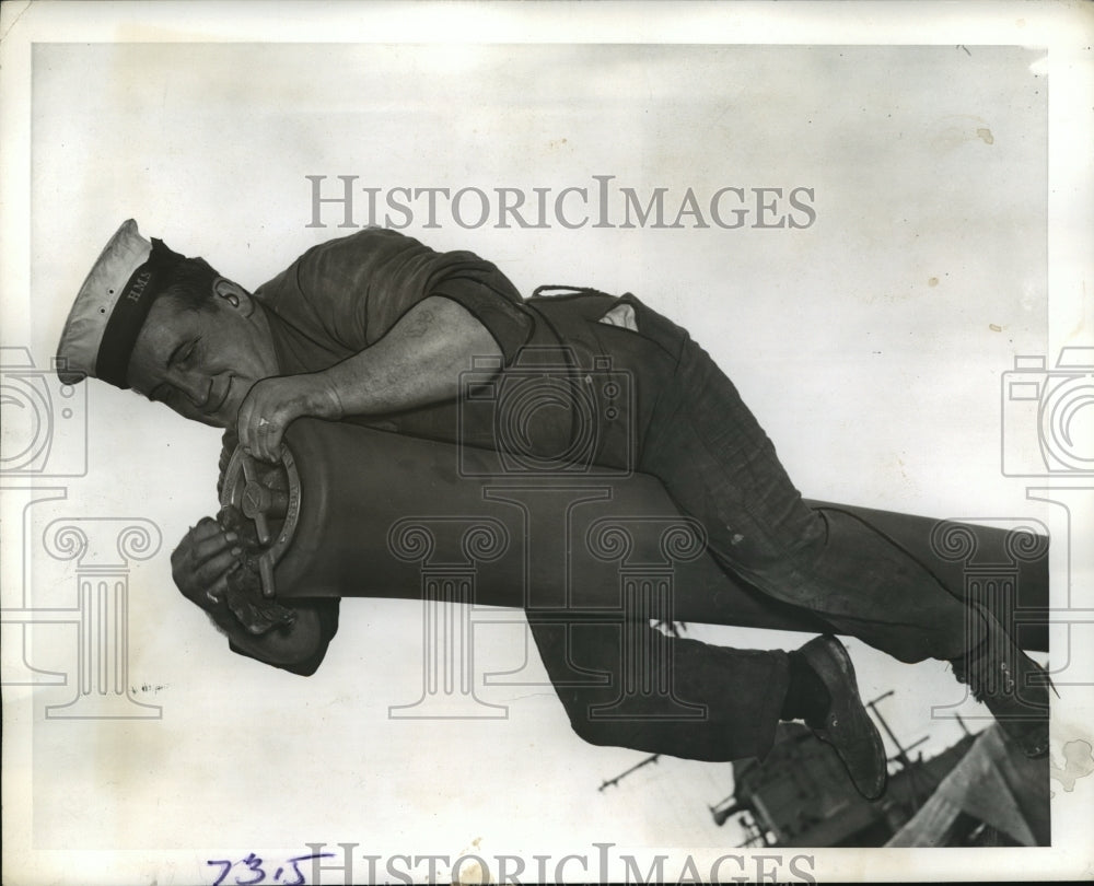 1941 Press Photo New York Clean Up on British Warship in Brooklyn Yard NYC - Historic Images