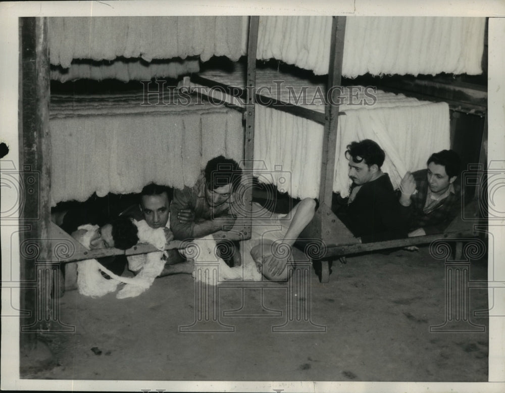 1940 Press Photo New York Workers Escape Steam Room Death in Silk Robbery NYC-Historic Images