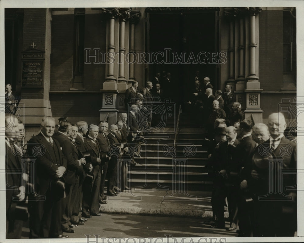 1932 Press Photo New York Honorary Pall bearers line up outside church NYC - Historic Images