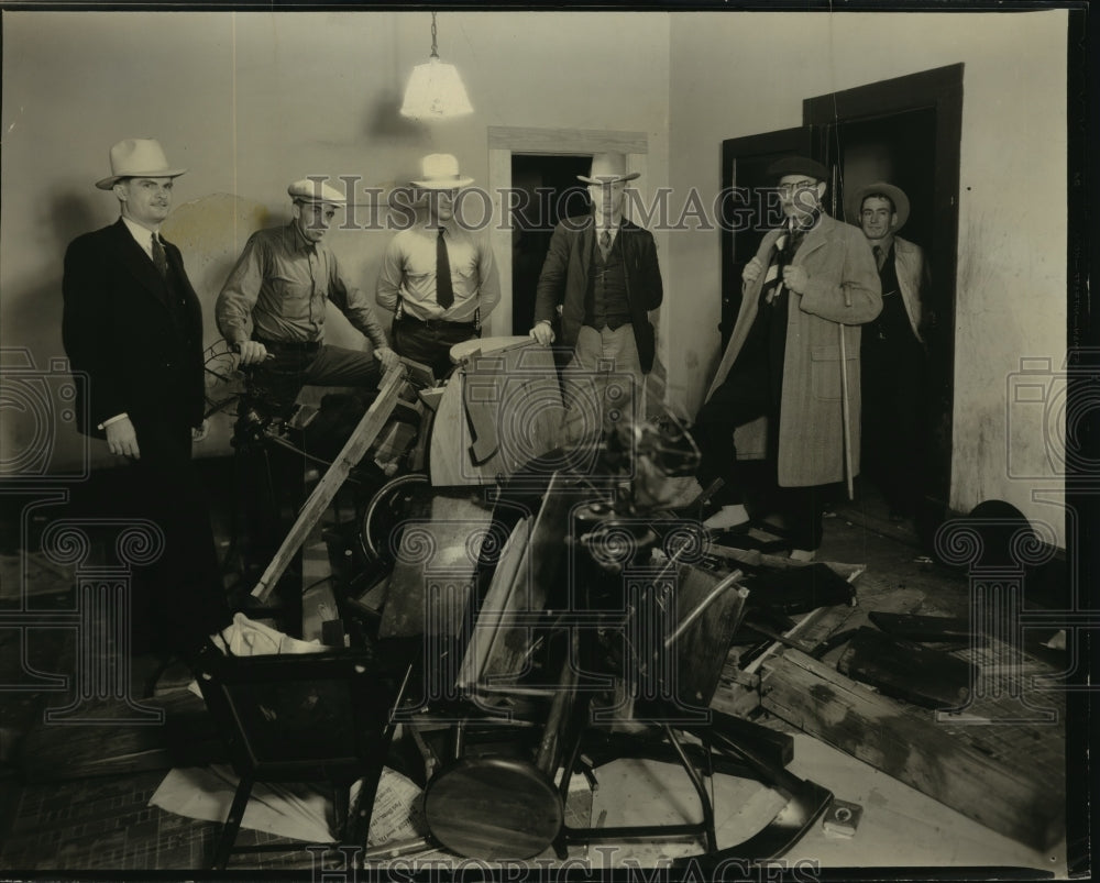 1932 Press Photo New York men examine a pile of wrreckage in NYC - Historic Images