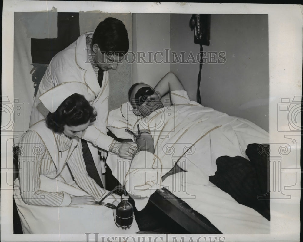 1941 Press Photo New York Presbyterian Hospital blood donor &amp; nurses NYC - Historic Images