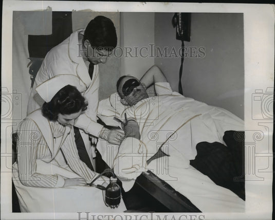 1941 Press Photo New York Presbyterian Hospital blood donor & nurses NYC - Historic Images