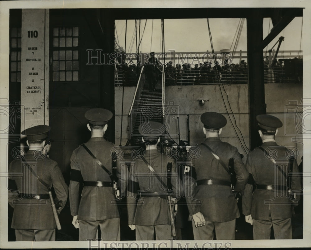 1941 Press Photo New York Guard at docks for Italian seamen in NYC - neny15513-Historic Images