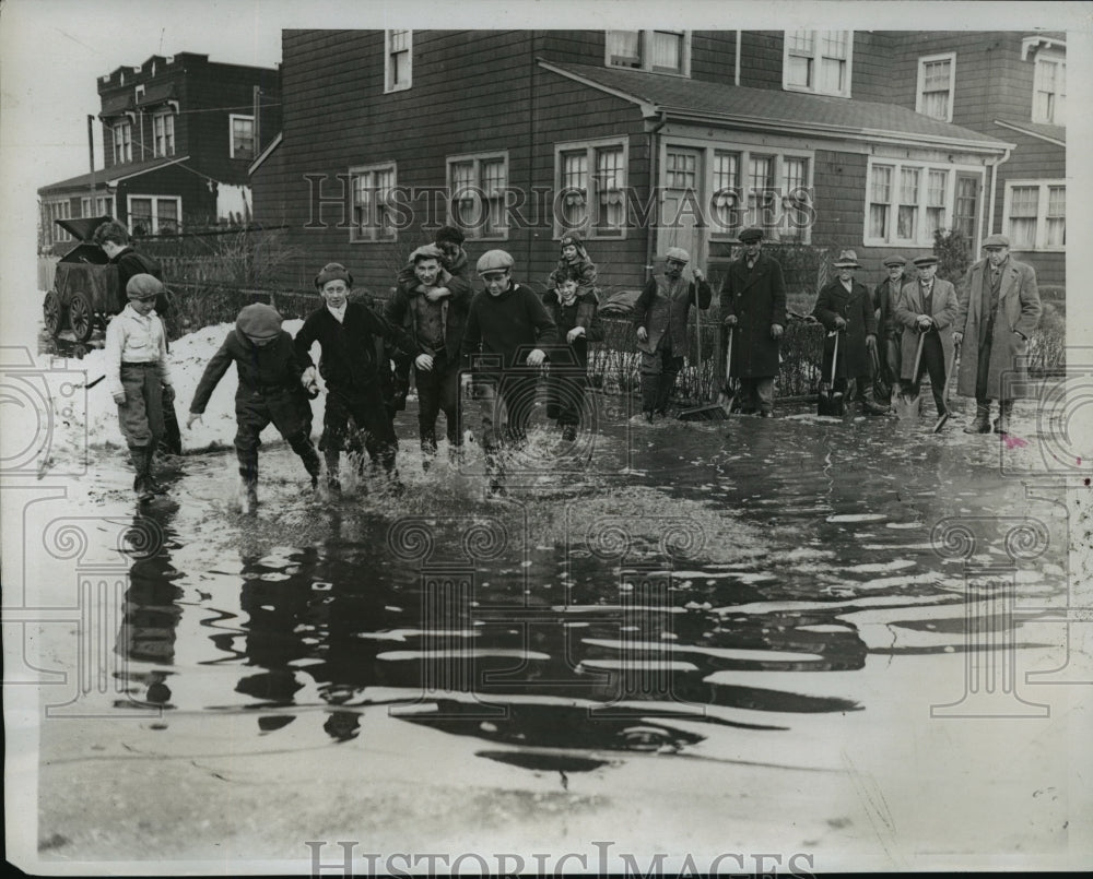 1934 Press Photo New York Thaw Aids in Rain Inundate Brooklyn Streets NYC - Historic Images