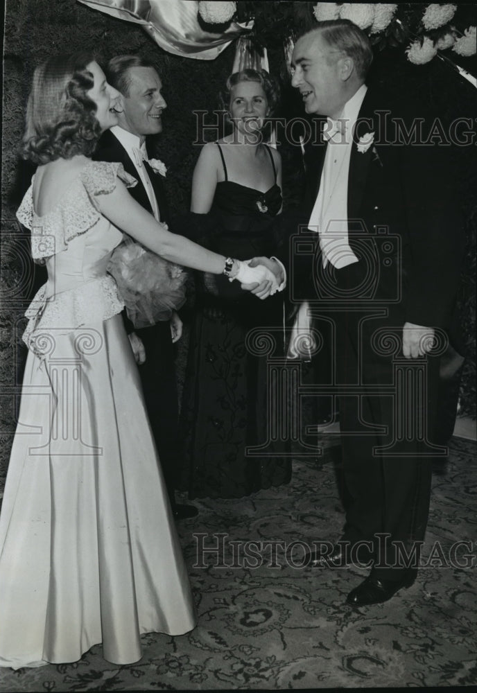 1941 Press Photo New York Elizabeth Firestone presented to Society NYC-Historic Images