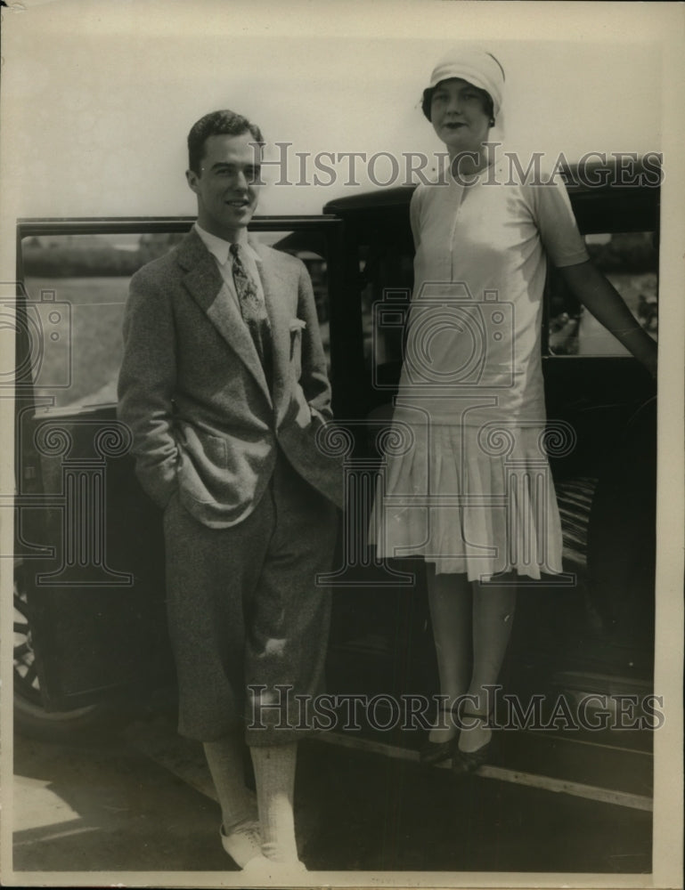 Press Photo New York Society Folks Throng to Southampton NYC - neny15864-Historic Images