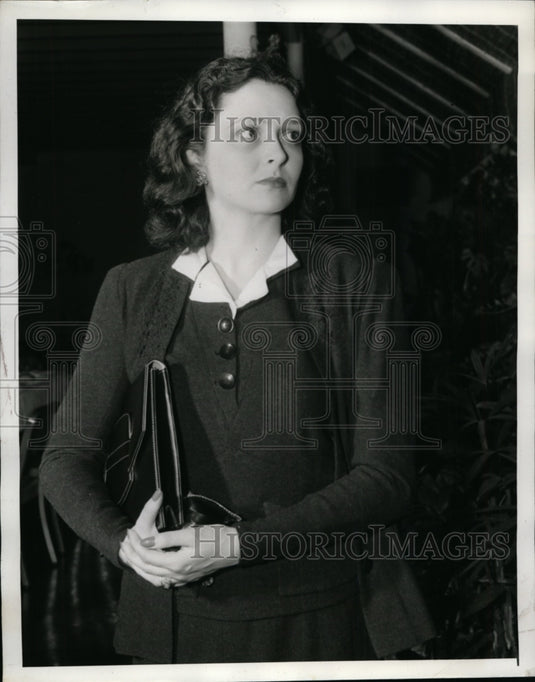 1941 Press Photo New York Lady Elizabeth Von Hoffmansthal Wears Blue Wool NYC-Historic Images