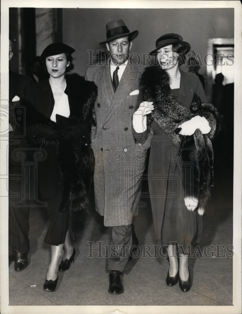 1934 Press Photo New York Mrs B Traw, Mrs R Vanderbilt, OK Gardner NYC-Historic Images