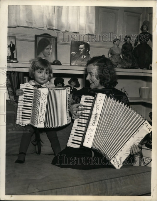 1934 Press Photo New York Mrs Kitty O Meeker & daughter Kaywin NYC - neny16075-Historic Images