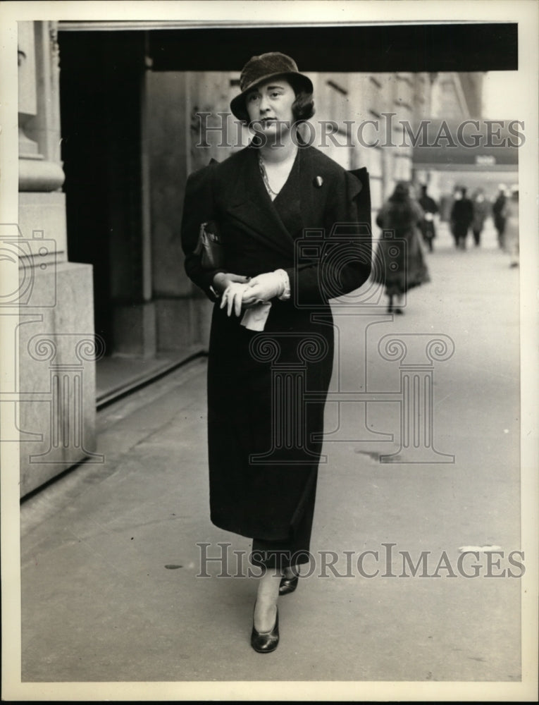 1933 Press Photo New York Gladys Graham strolls on Park Avenue NYC - Historic Images