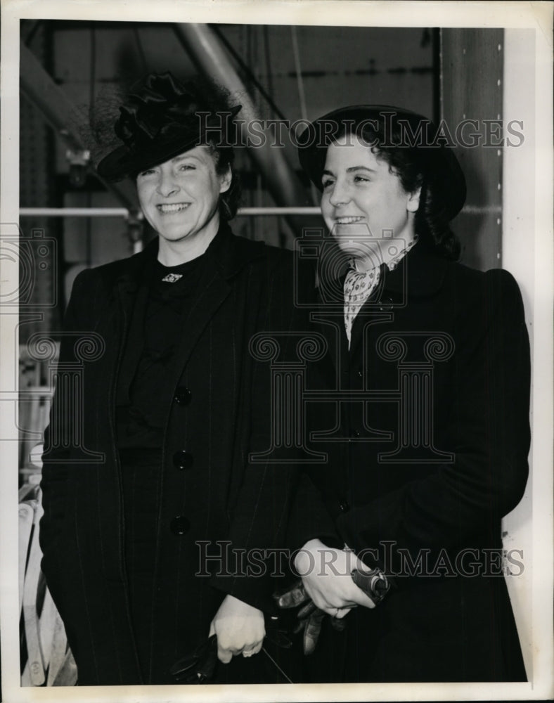 1941 Press Photo New York New York Mrs elizabeth Beck &amp; daughter in NYC - Historic Images