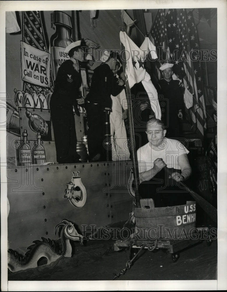 1941 Press Photo New York Rear Admiral Clark Woodward sails in a tub NYC - Historic Images