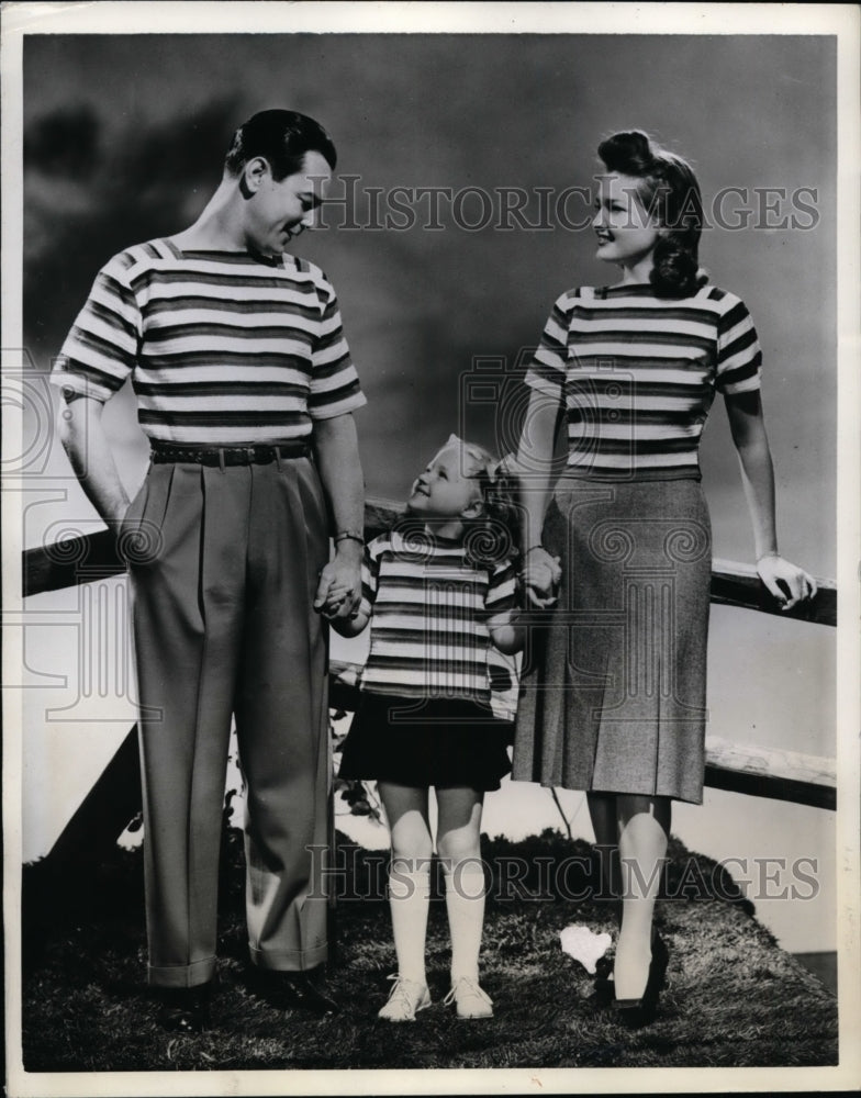 1941 Press Photo New York Look-alike Crochet Sweaters for the Family NYC - Historic Images