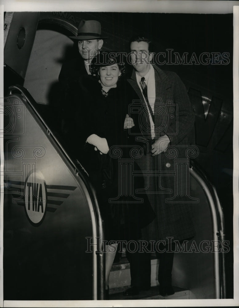 1940 Press Photo New York Mr. &amp; Mrs. Thomas W. Phelps en route to Hog Island NYC - Historic Images