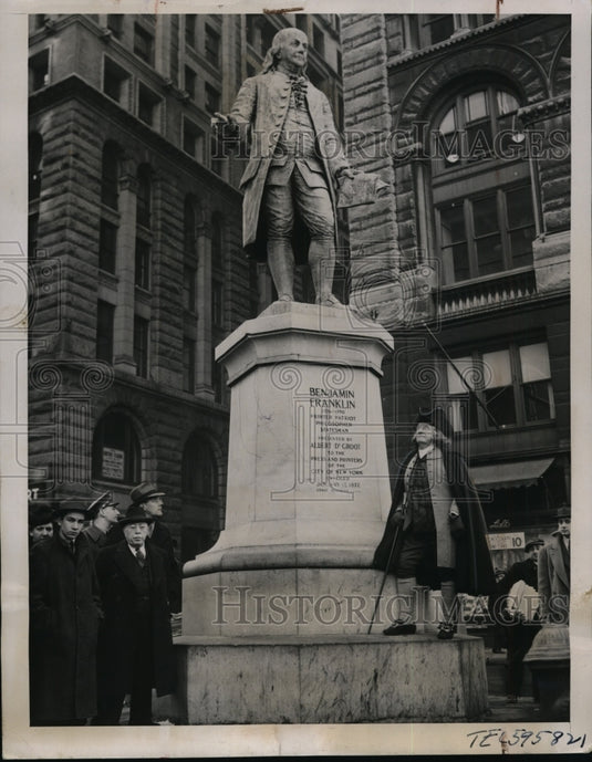 1941 Press Photo New York Benjamin Franklin Visits "His" Statue NYC - Historic Images