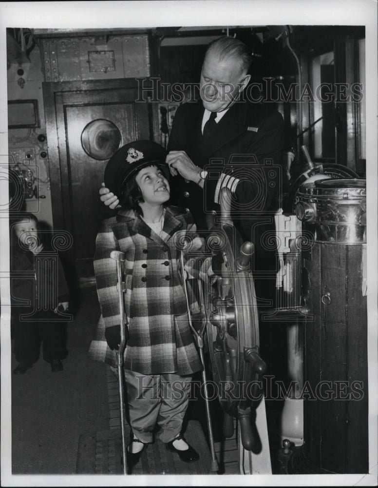 1950 Press Photo New York Wanda Wiley &amp; Capt. Charles Williams Franconia NYC-Historic Images