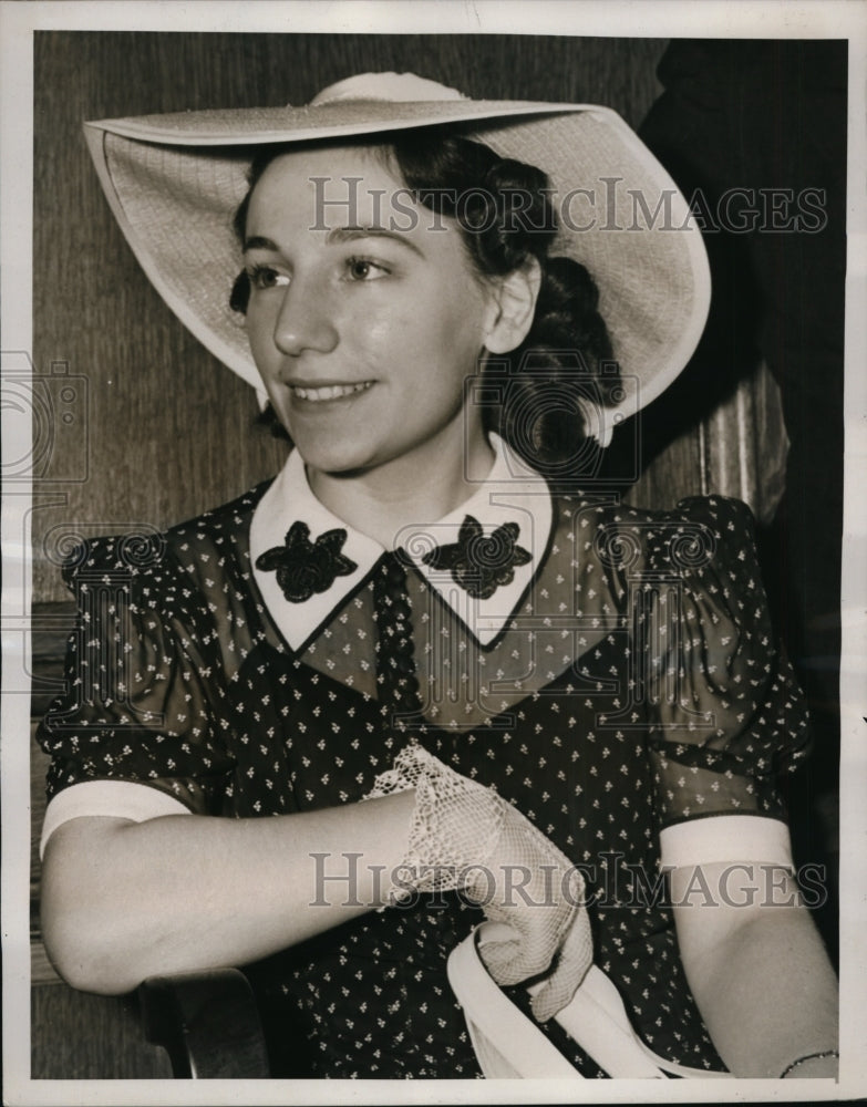 1939 Press Photo New York Mary Sentors waits for beau in Sing Sing prison NYC-Historic Images