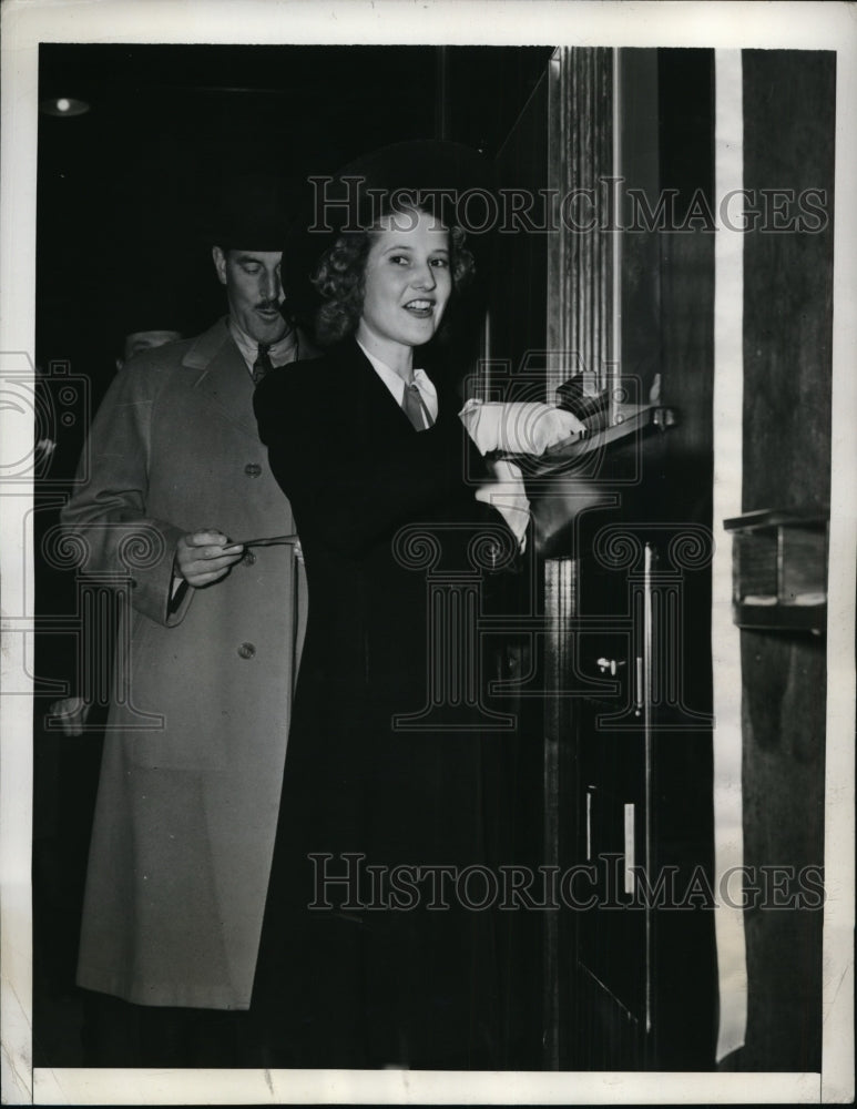 1941 Press Photo New York Barbara Billings first patron of the Branch Bank NYC - Historic Images