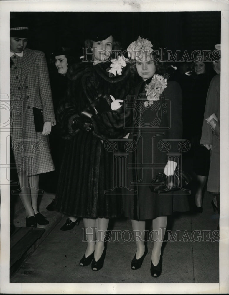 1940 Press Photo New York Mrs. Hudson Sampson & Carlotta Easter Parade NYC-Historic Images