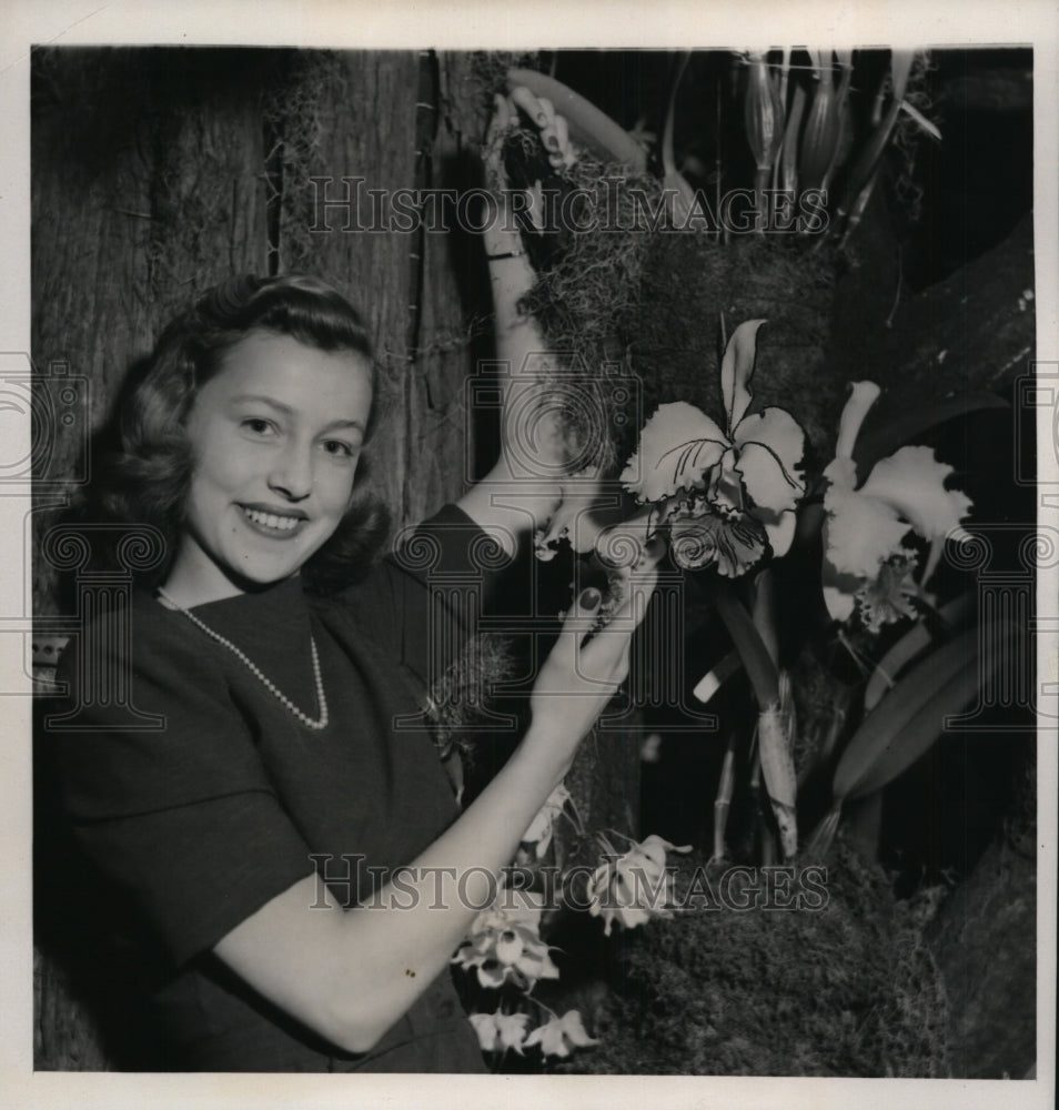 1940 Press Photo NEW YORK DEBUTANTE AT FLOWER SHOW OPENING IN NYC - Historic Images