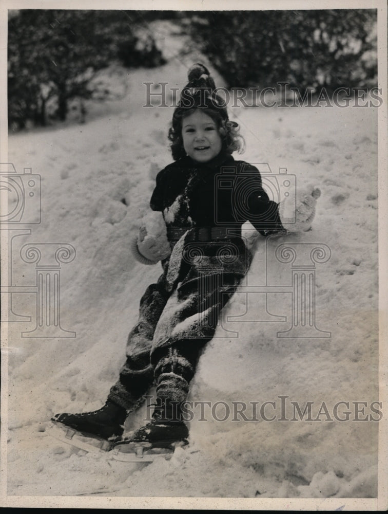 1940 Press Photo New York Mariana Del Bello Three Years Old has Snow Fun NYC - Historic Images