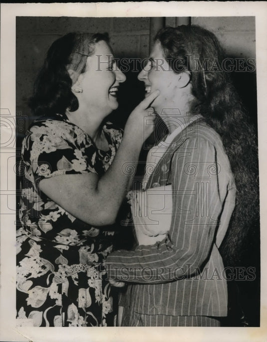 1949 Press Photo New York Lucrezia Francabandera and Mother meet after 10 years - Historic Images