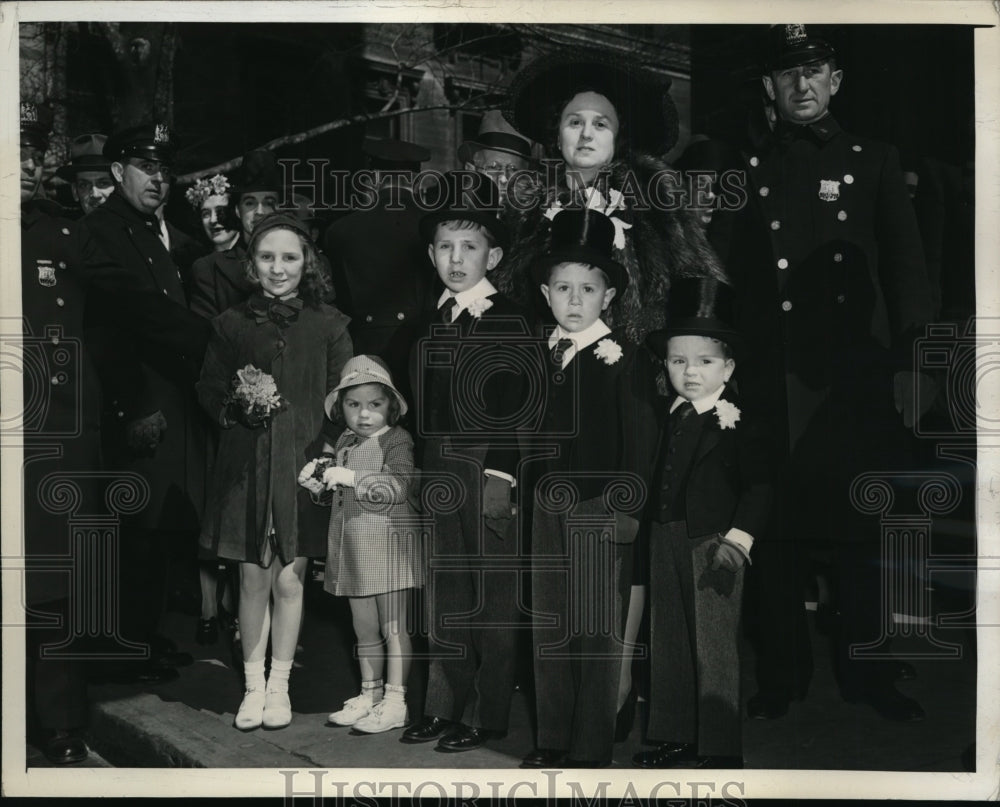 1940 Press Photo New York Mrs.Francis J.O&#39;Hara with Children at St.Patrick&#39;s NYC-Historic Images