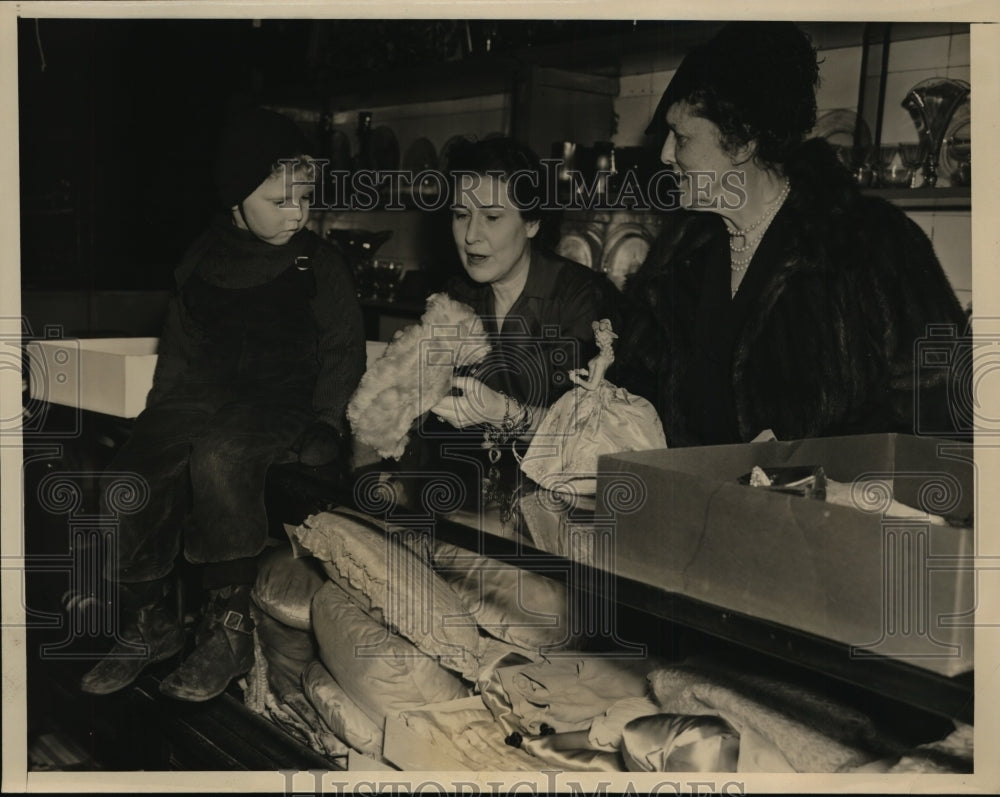 1940 Press Photo NEW YORK SOCIALLY PROMINENT WOMEN MODEL AND SELL ART NYC - Historic Images