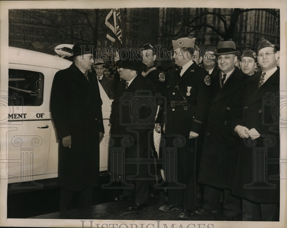 1940 NEW YORK SHOWN OUTSIDE AMBULANCE NYC-Historic Images