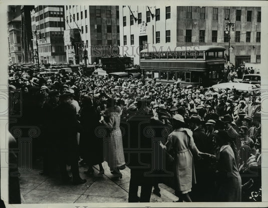 1934 Press Photo New York Crowds at St. Patrick's Cathedral for Easter NYC - Historic Images
