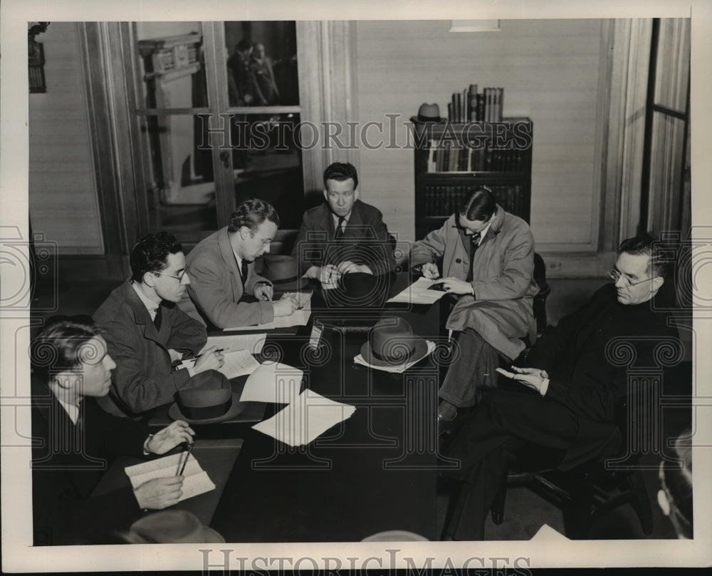 1940 Press Photo New York Auxiliary Bishop Francis A.McIntyre with reporters NYC-Historic Images