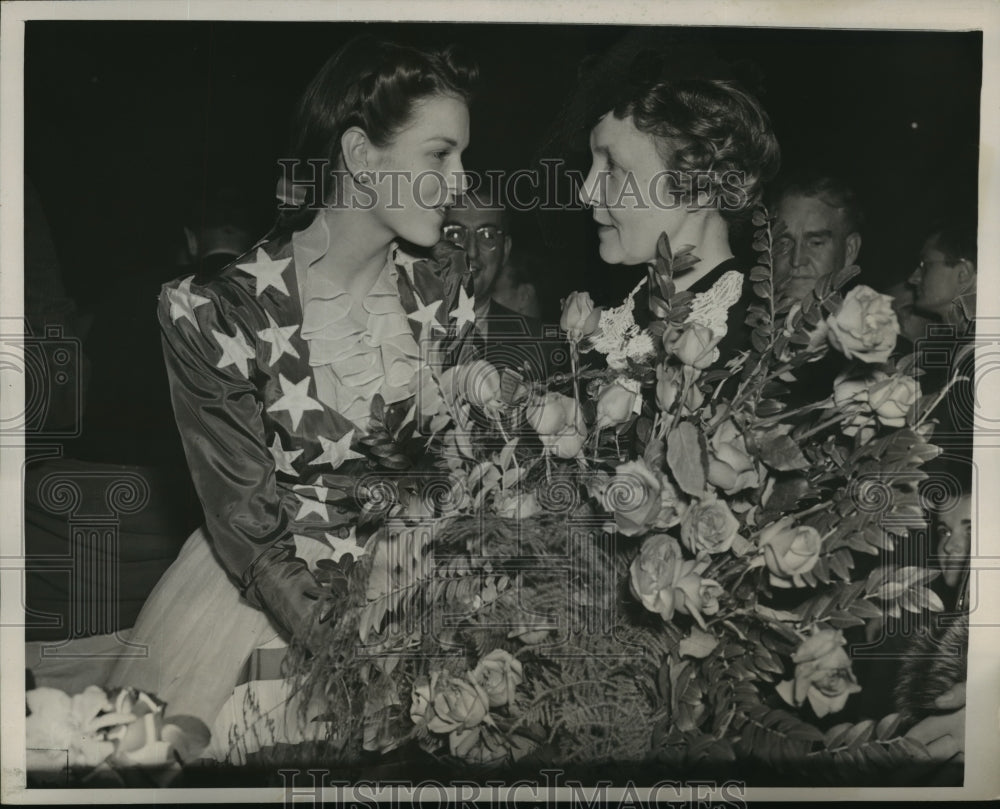 1940 Press Photo NEW YORK FLOWERS FOR THE CANDIDATE'S WIFE NYC - Historic Images